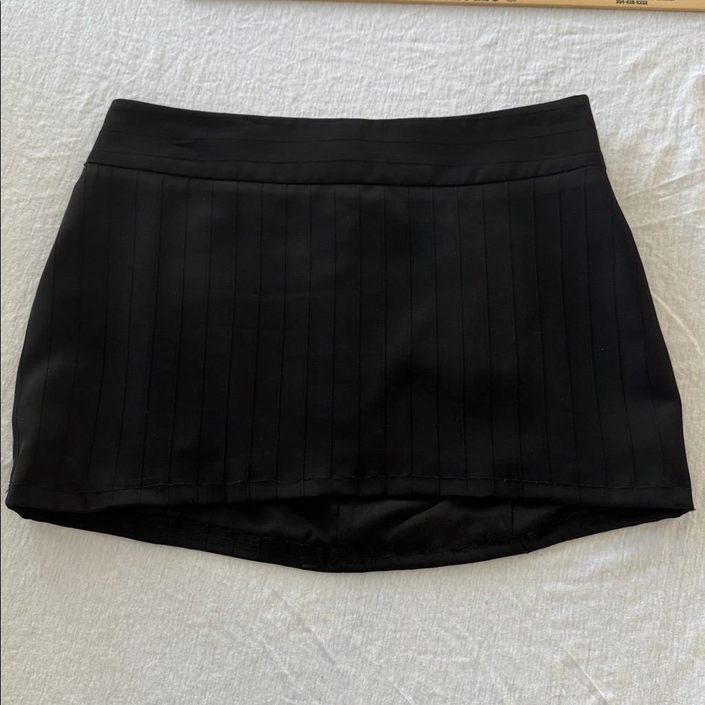 Armani Collezioni Womens Sz 6 Pinstripe Design Black Mini Skirt 100% Polyester